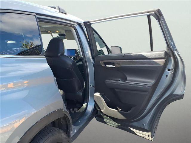 used 2023 Toyota Highlander car, priced at $40,500