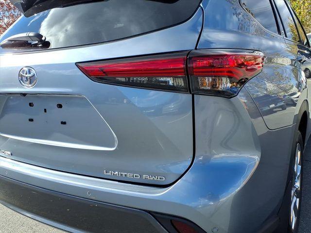 used 2023 Toyota Highlander car, priced at $40,500