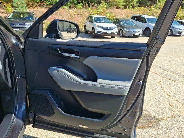 used 2024 Toyota Highlander Hybrid car, priced at $47,000