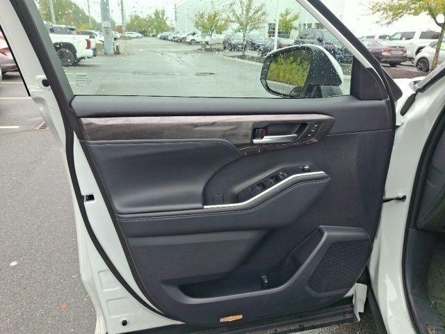 used 2025 Toyota Highlander car, priced at $51,500