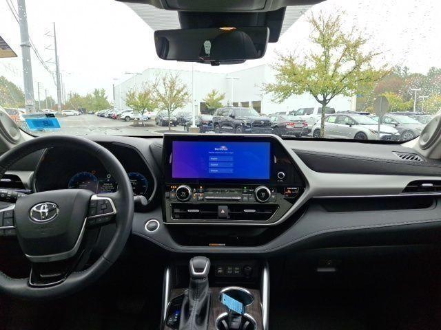 used 2025 Toyota Highlander car, priced at $51,500