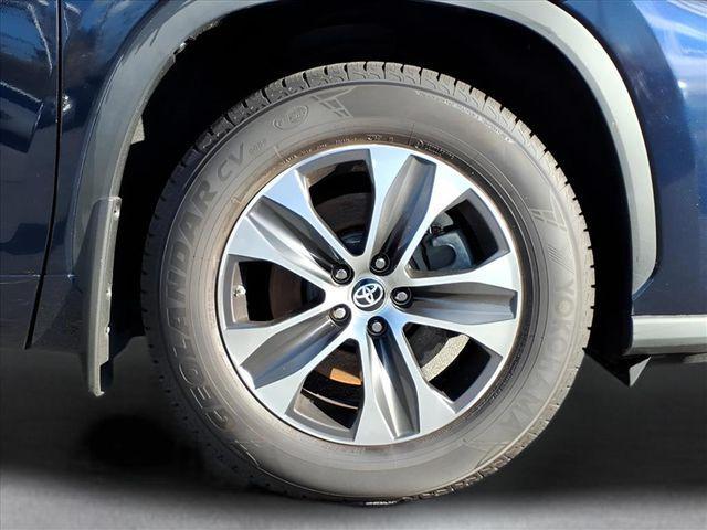 used 2022 Toyota Highlander car, priced at $28,500
