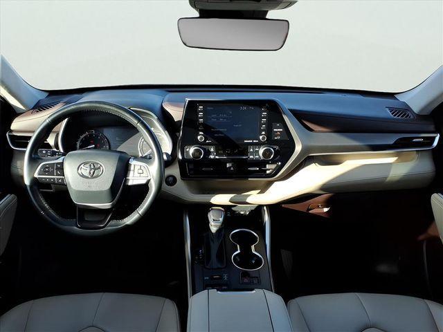 used 2022 Toyota Highlander car, priced at $28,500