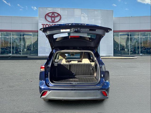 used 2022 Toyota Highlander car, priced at $28,500