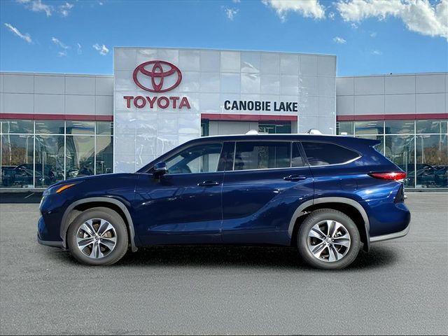 used 2022 Toyota Highlander car, priced at $28,500