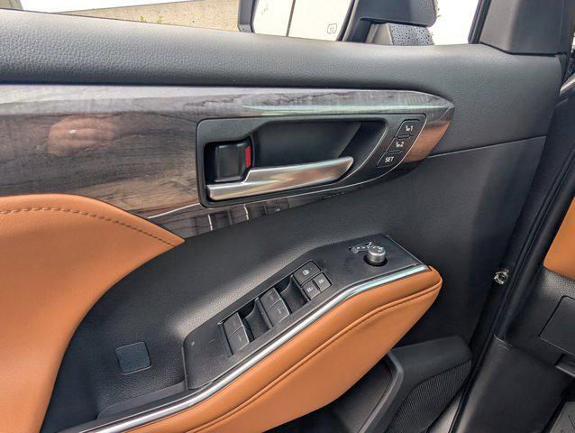 new 2025 Toyota Highlander car, priced at $55,517