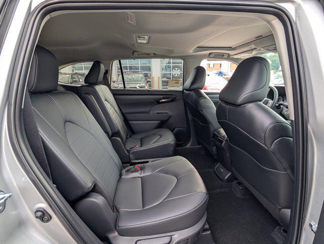 new 2025 Toyota Highlander car, priced at $48,278