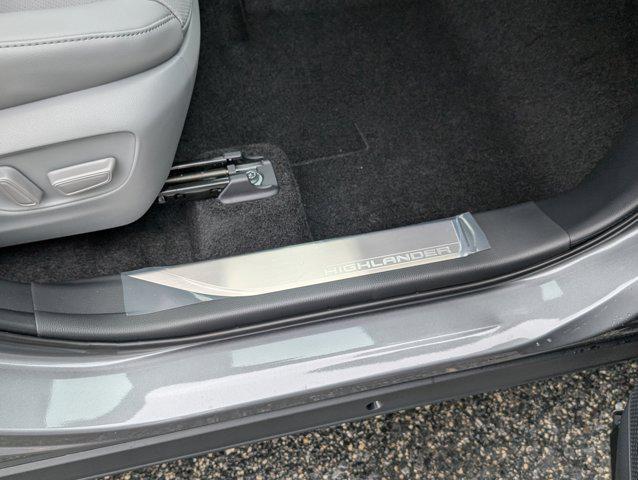 new 2025 Toyota Highlander Hybrid car, priced at $57,777