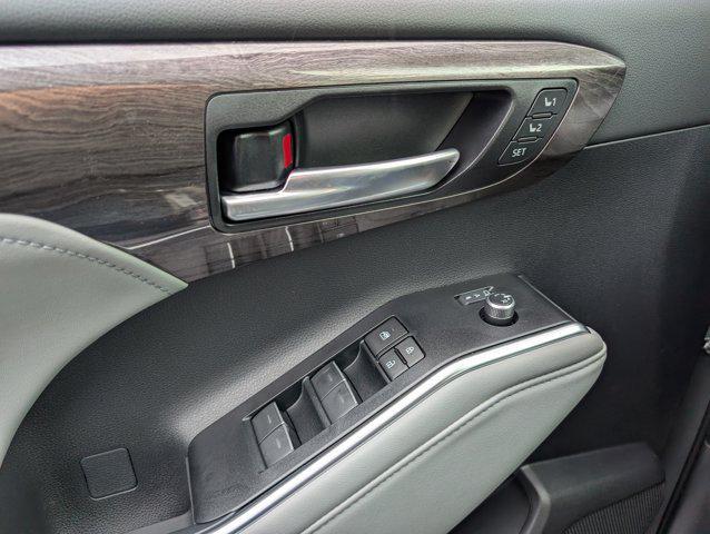 new 2025 Toyota Highlander Hybrid car, priced at $57,777