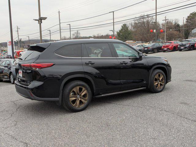 used 2022 Toyota Highlander Hybrid car, priced at $39,588