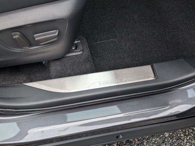 new 2025 Toyota Highlander car, priced at $51,663