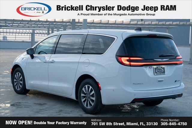 new 2025 Chrysler Pacifica Hybrid car, priced at $44,002