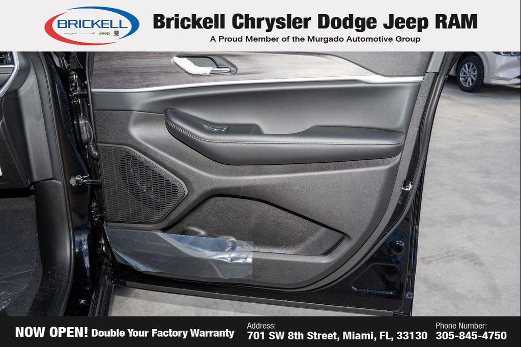 new 2025 Jeep Grand Cherokee L car, priced at $40,077