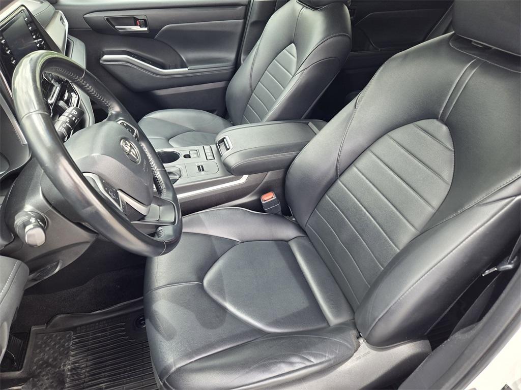 used 2022 Toyota Highlander car, priced at $36,628