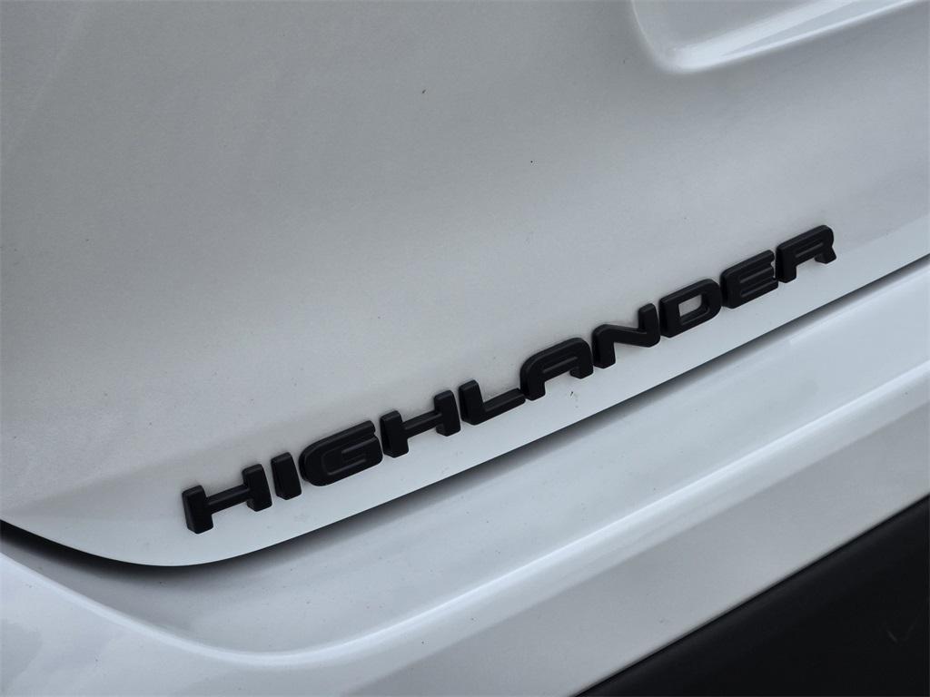 used 2022 Toyota Highlander car, priced at $36,628