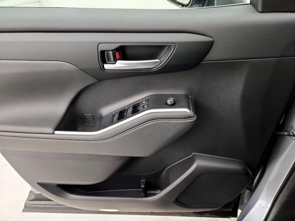 used 2024 Toyota Highlander car, priced at $39,998
