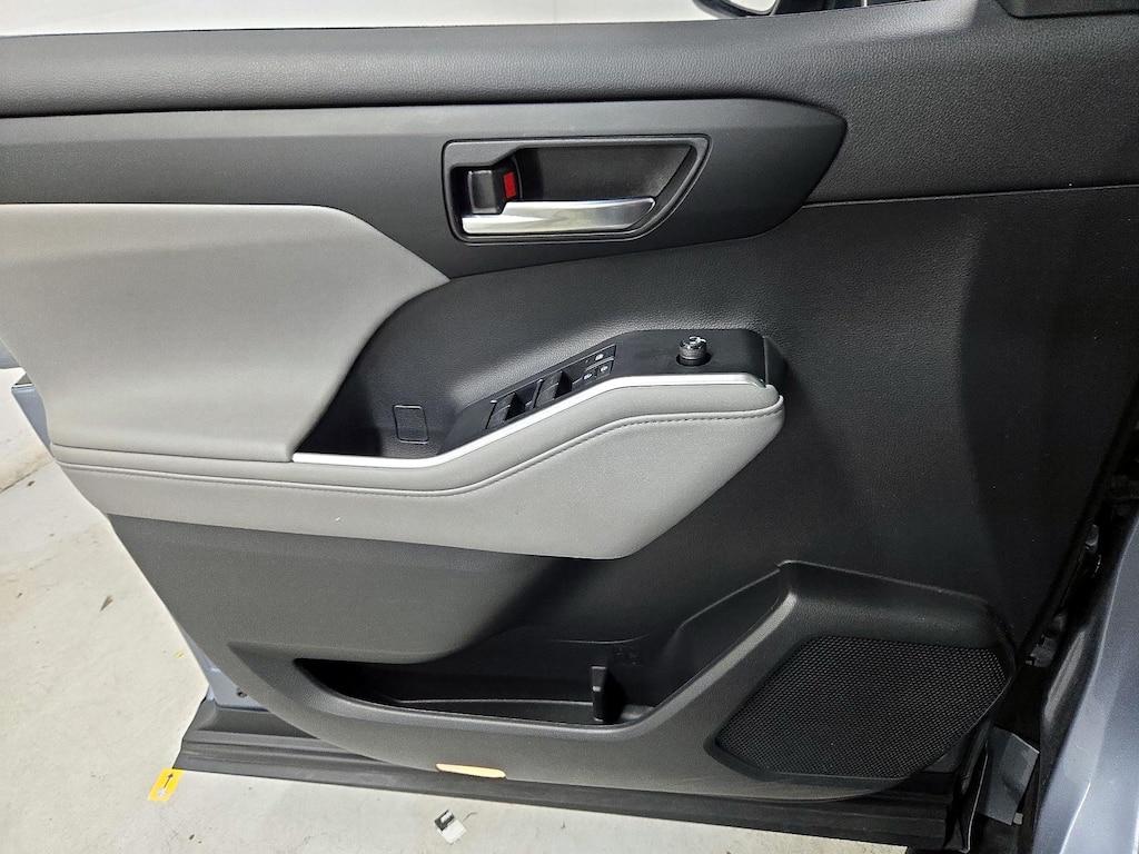 used 2021 Toyota Highlander car, priced at $34,998