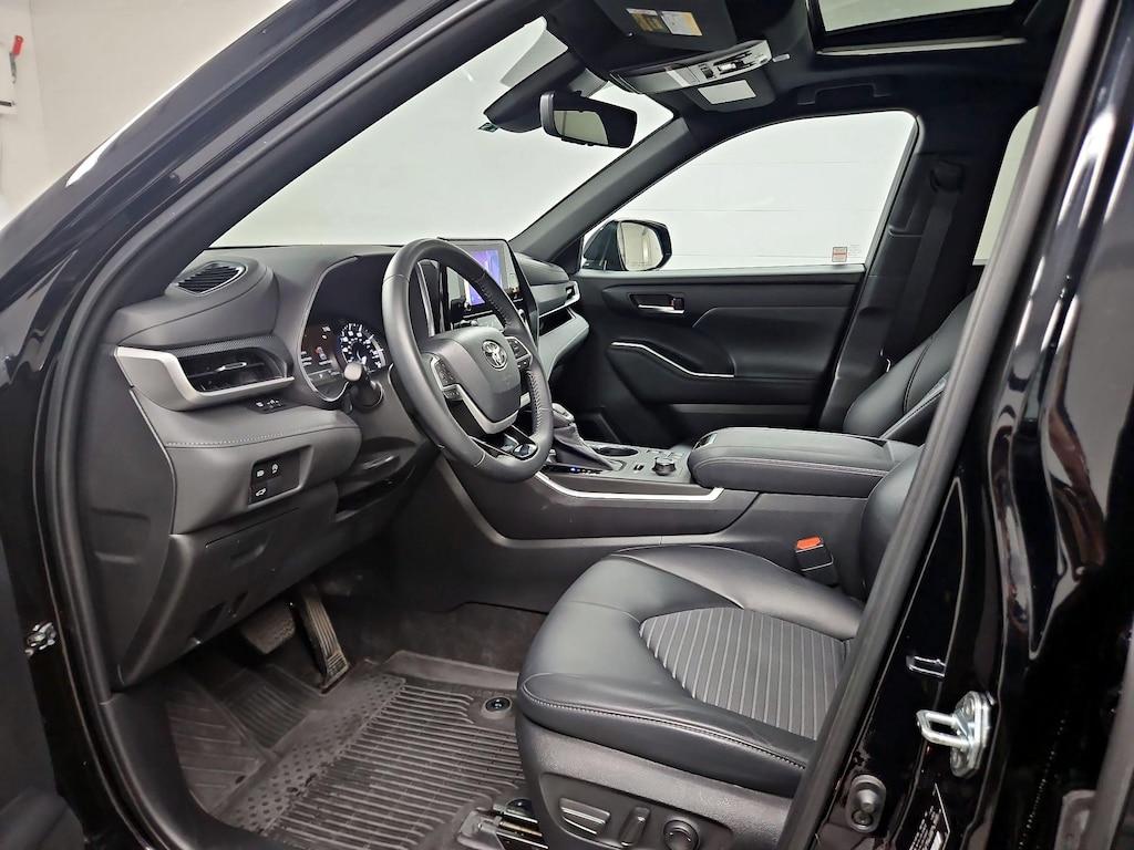 used 2023 Toyota Highlander car, priced at $40,998