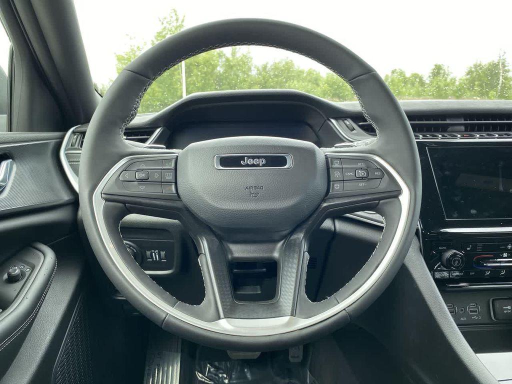 used 2025 Jeep Grand Cherokee car, priced at $38,490