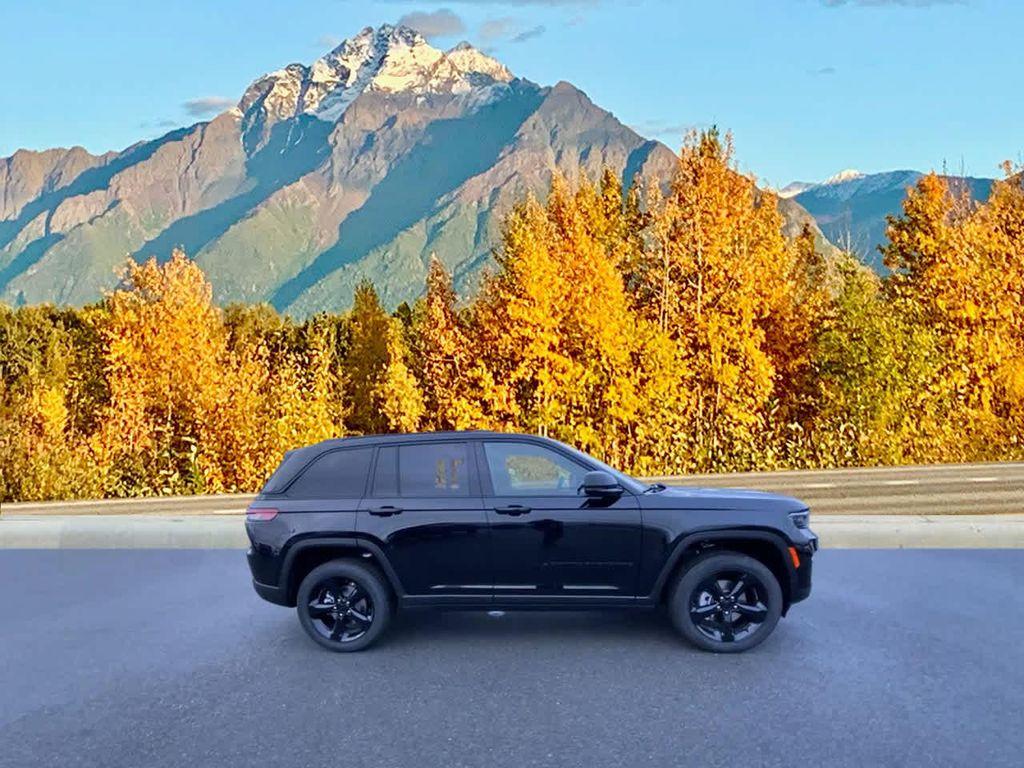 new 2025 Jeep Grand Cherokee car, priced at $43,717