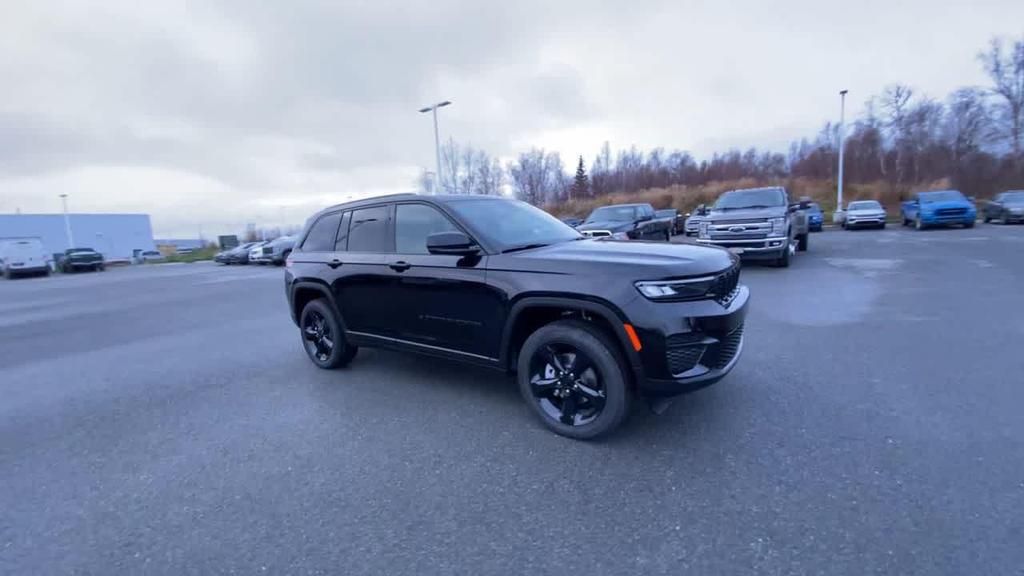new 2025 Jeep Grand Cherokee car, priced at $43,717