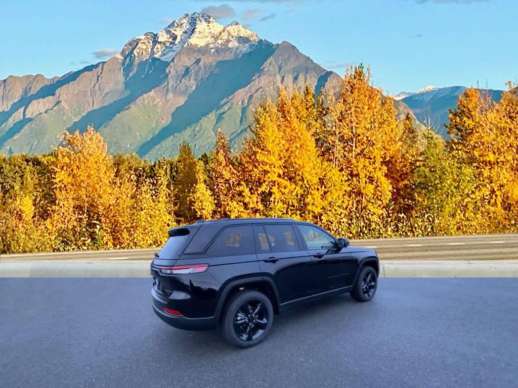 new 2025 Jeep Grand Cherokee car, priced at $43,717