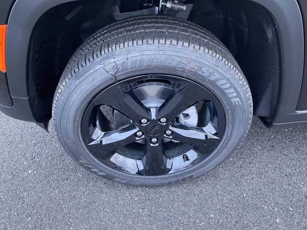 new 2025 Jeep Grand Cherokee car, priced at $43,717