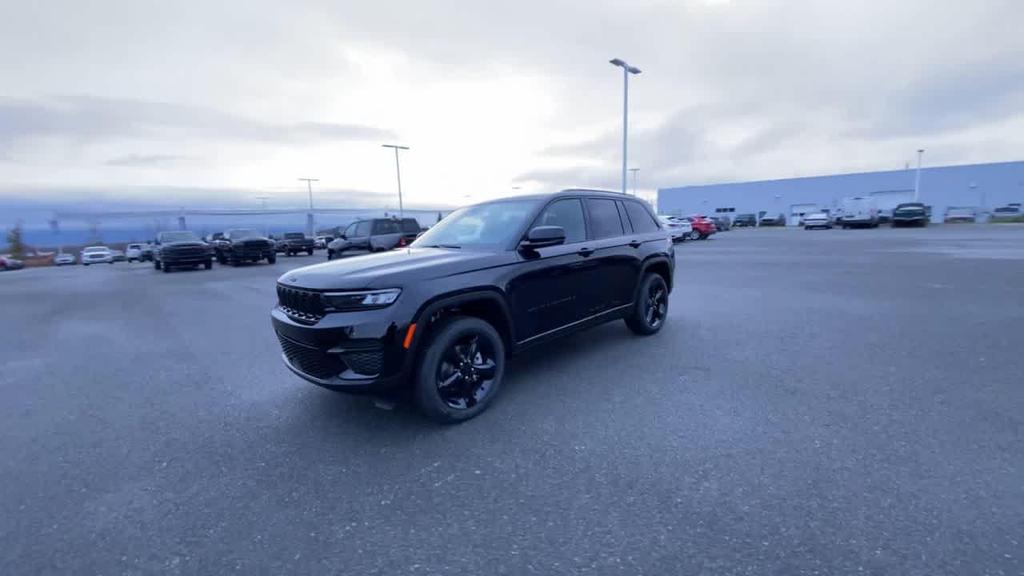 new 2025 Jeep Grand Cherokee car, priced at $43,717