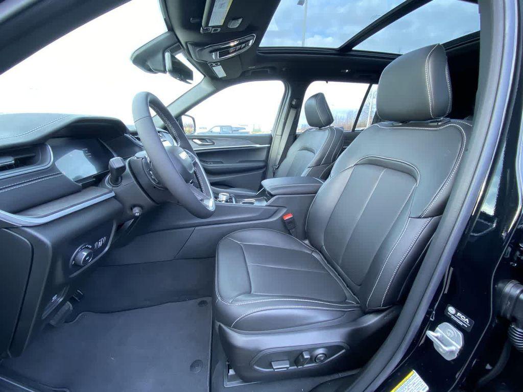 new 2025 Jeep Grand Cherokee car, priced at $52,343