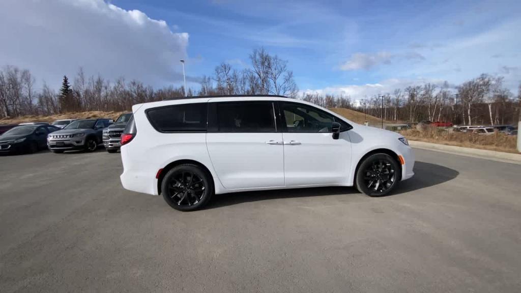 new 2024 Chrysler Pacifica car, priced at $46,450