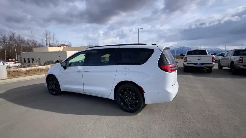 new 2024 Chrysler Pacifica car, priced at $46,450