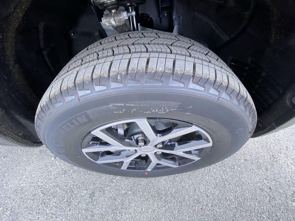 new 2025 Jeep Grand Cherokee car, priced at $46,994