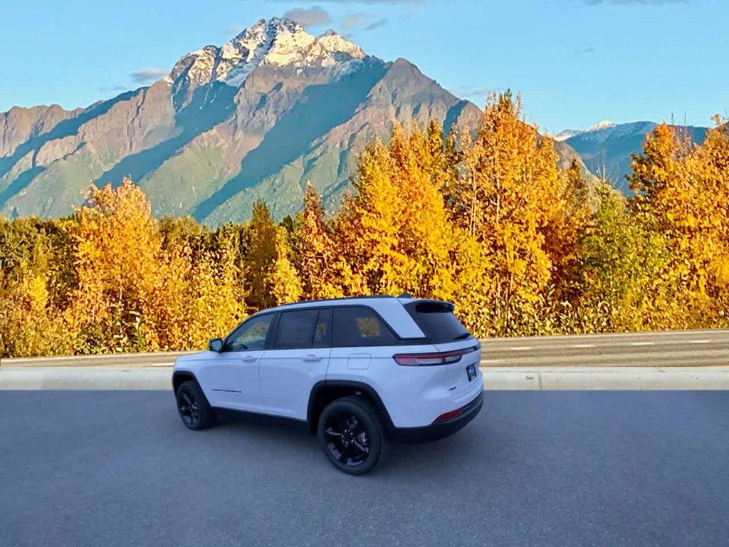 new 2025 Jeep Grand Cherokee car, priced at $44,181