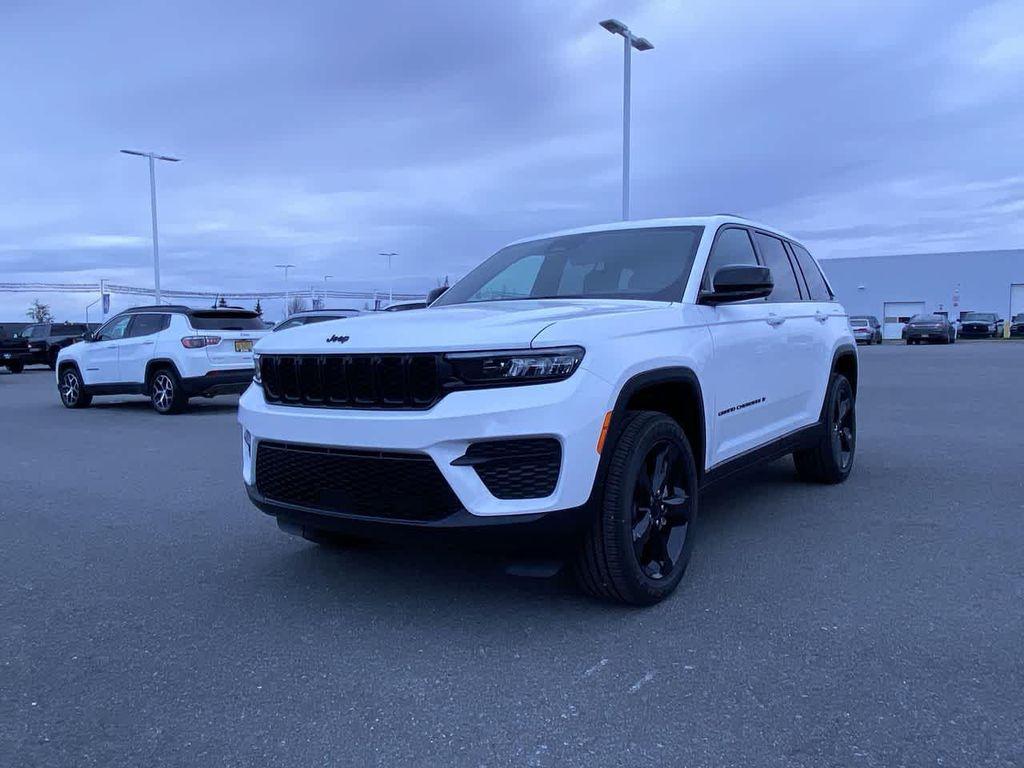 new 2025 Jeep Grand Cherokee car, priced at $42,999