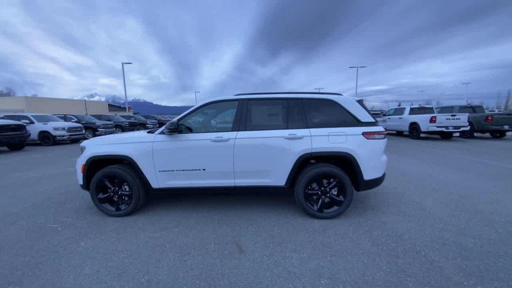 new 2025 Jeep Grand Cherokee car, priced at $42,999