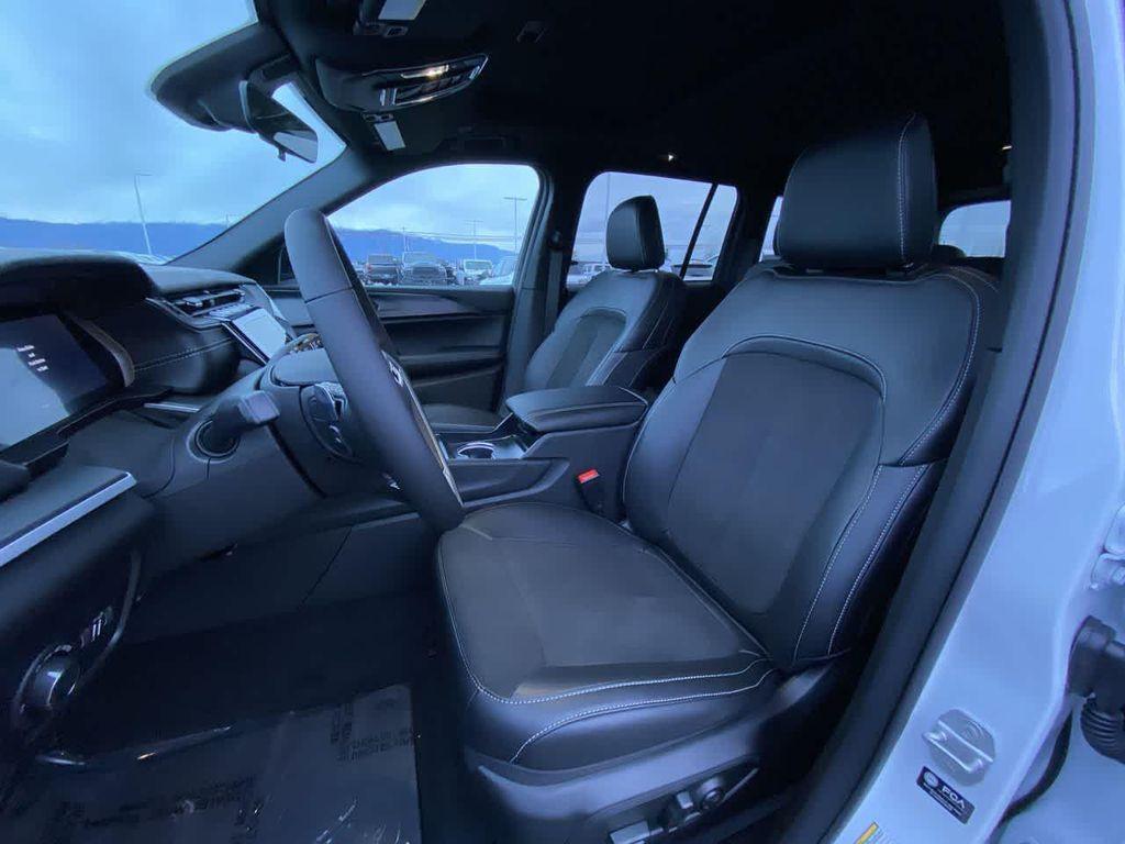 new 2025 Jeep Grand Cherokee car, priced at $44,181