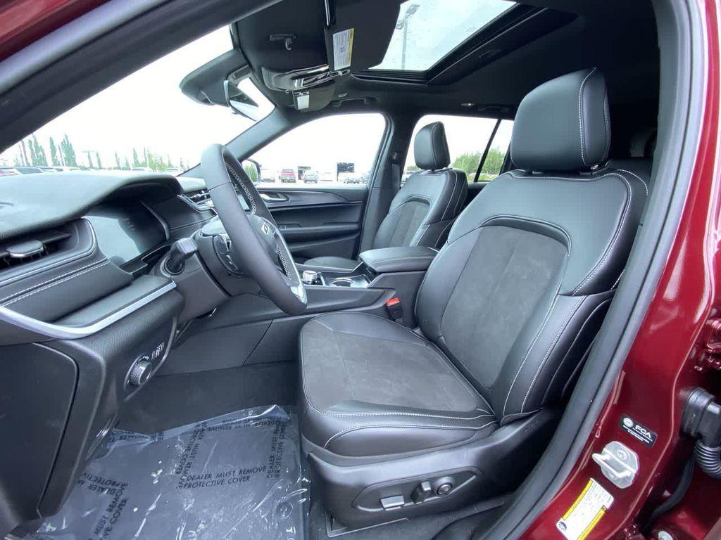 new 2025 Jeep Grand Cherokee car, priced at $43,717