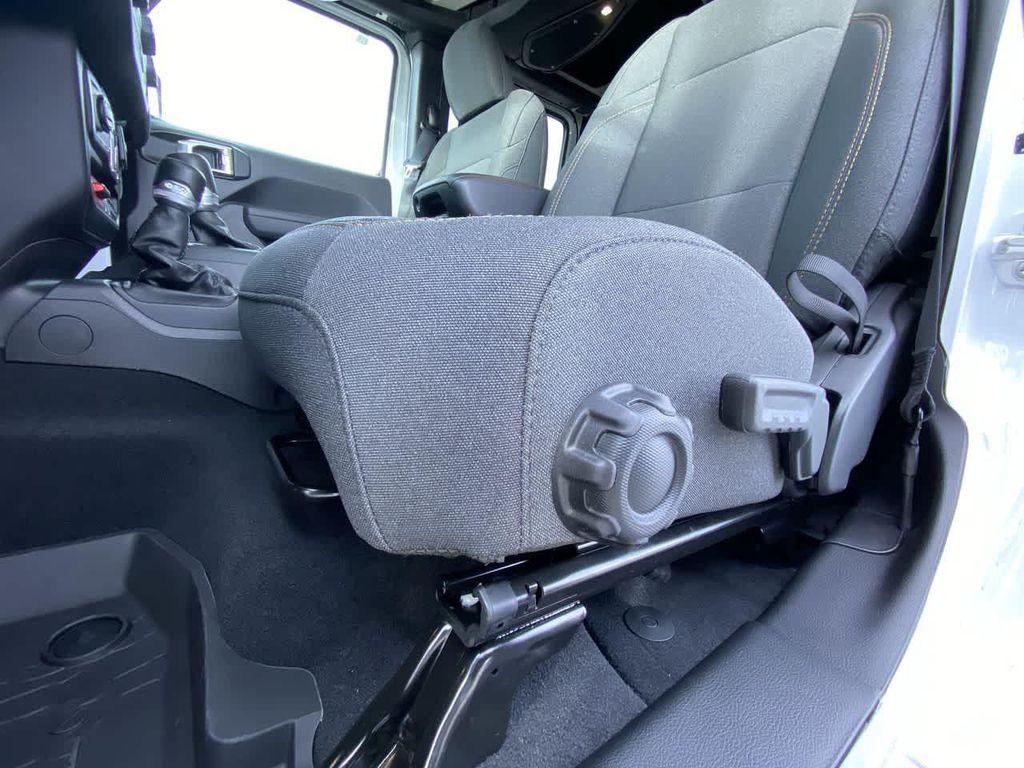 new 2025 Jeep Wrangler car, priced at $53,077