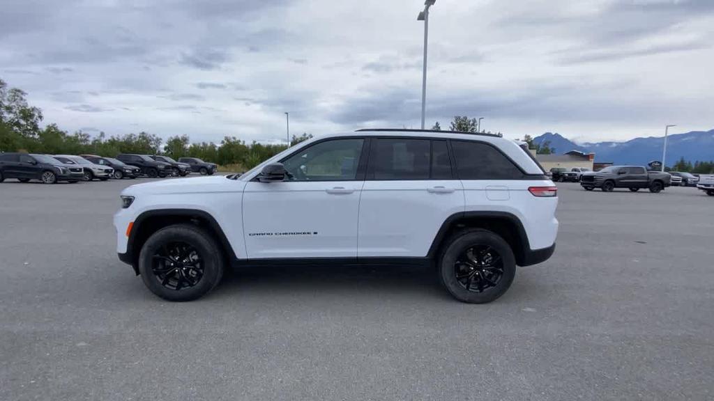 used 2024 Jeep Grand Cherokee car, priced at $39,990