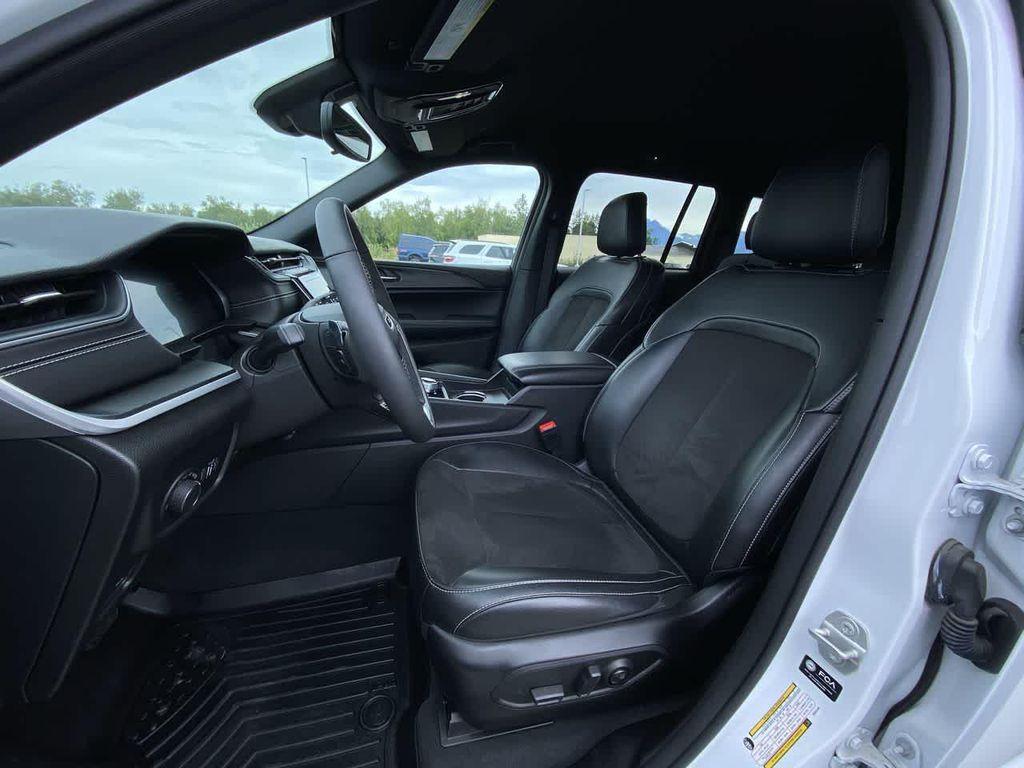 used 2024 Jeep Grand Cherokee car, priced at $39,990
