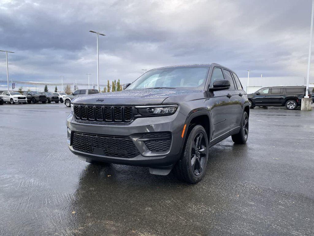 new 2025 Jeep Grand Cherokee car, priced at $43,717