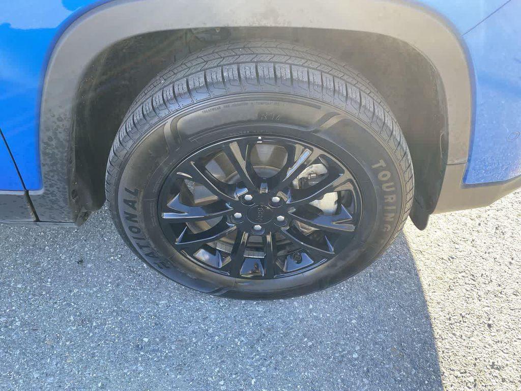 used 2023 Jeep Cherokee car, priced at $24,990