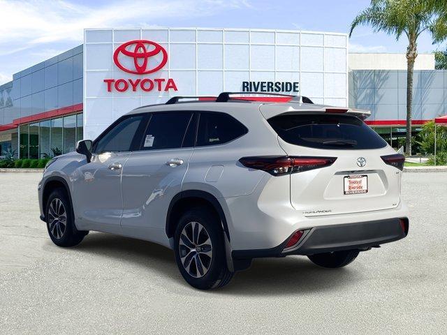 new 2025 Toyota Highlander Hybrid car, priced at $50,678