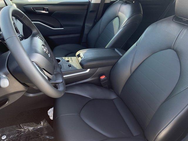 new 2025 Toyota Highlander Hybrid car, priced at $50,678