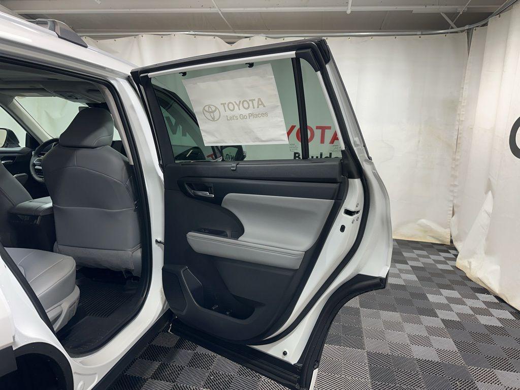 new 2026 Toyota Highlander car, priced at $48,713