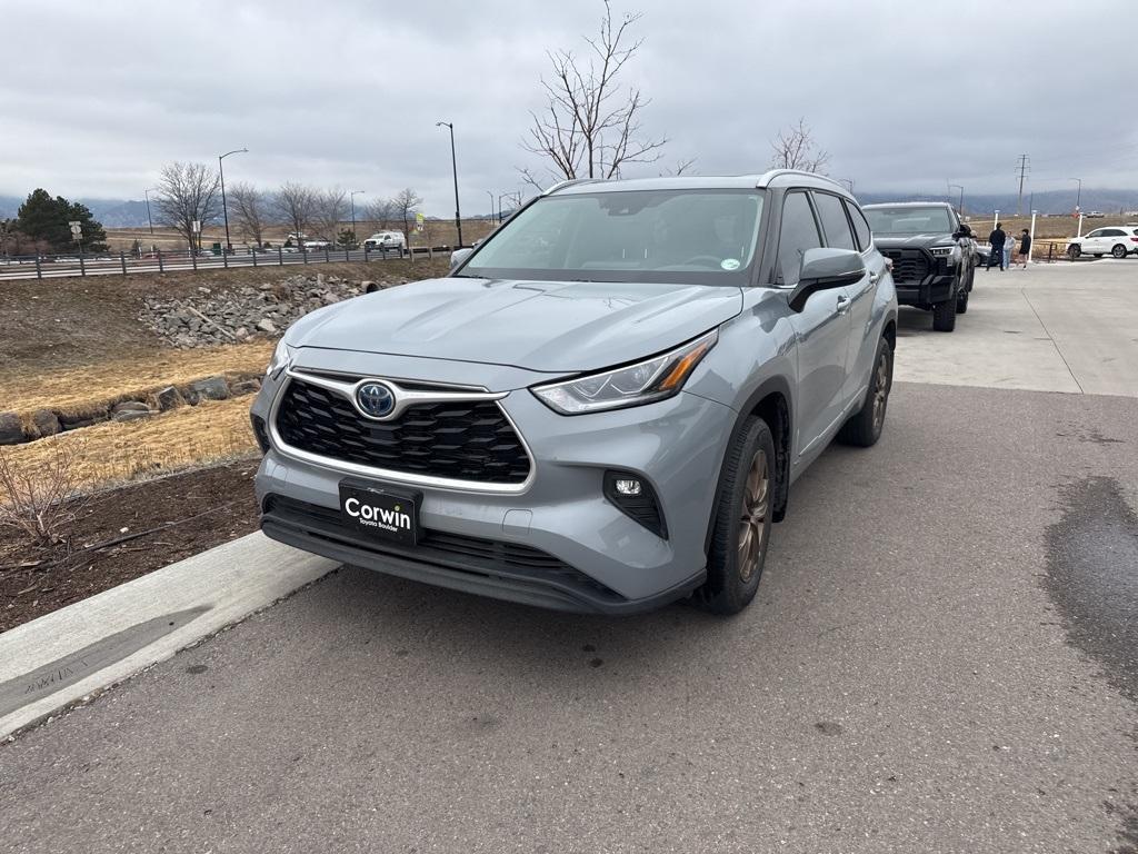 used 2022 Toyota Highlander Hybrid car, priced at $41,900