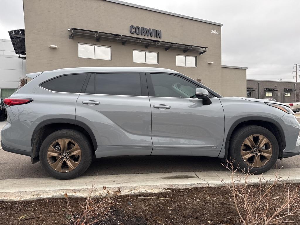 used 2022 Toyota Highlander Hybrid car, priced at $41,900