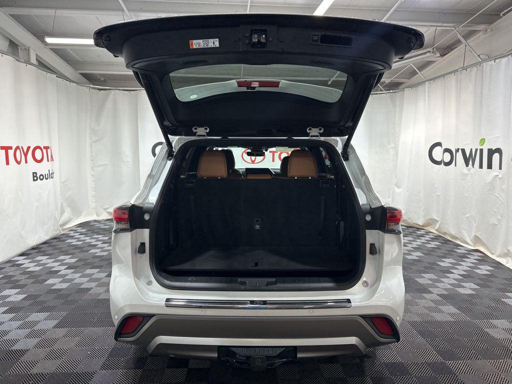 used 2025 Toyota Highlander car, priced at $51,450