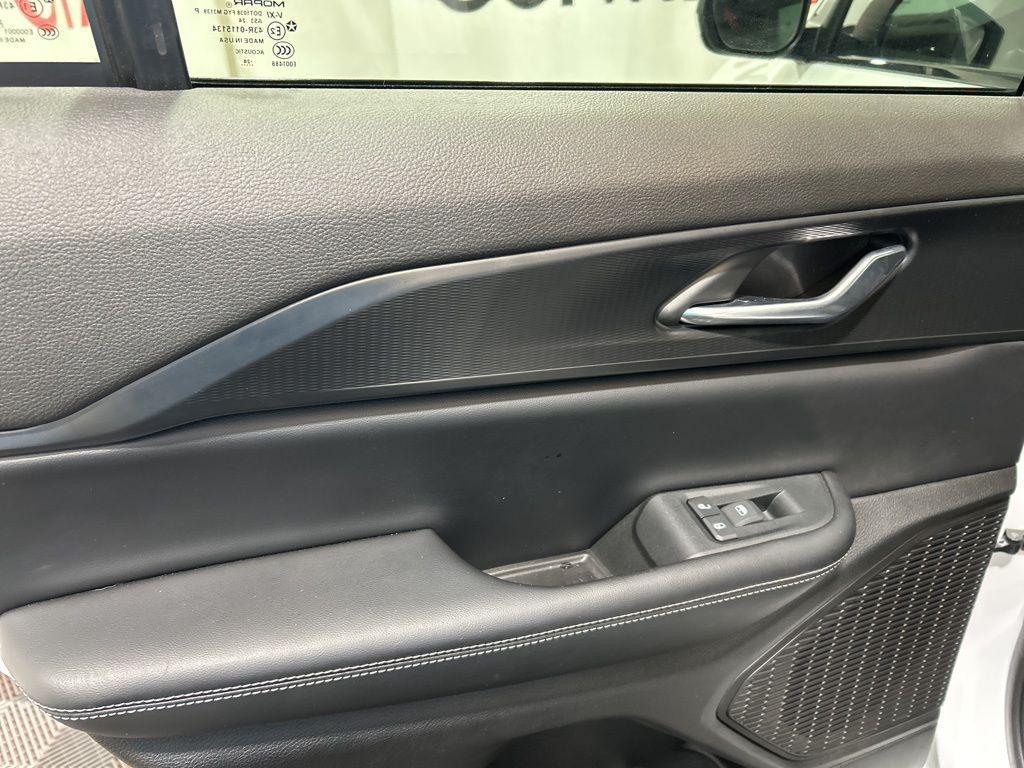 used 2024 Jeep Grand Cherokee car, priced at $32,400