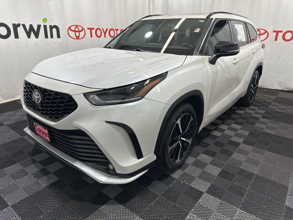 used 2021 Toyota Highlander car, priced at $29,900